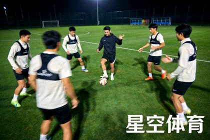 足球队员在训练场进行战术演练，星空体育球队动态配图